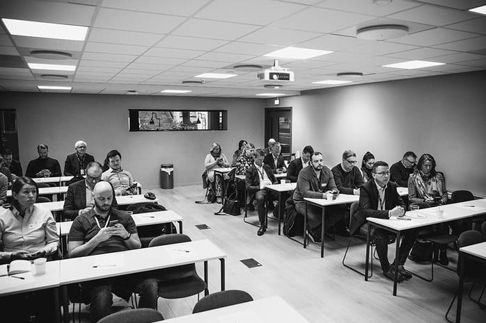 Proffcom demonstrerte hvordan en chatbot faktisk fungerer på et frokostmøte Proffcom demonstrerte hvordan en chatbot faktisk fungerer på et frokostmøte